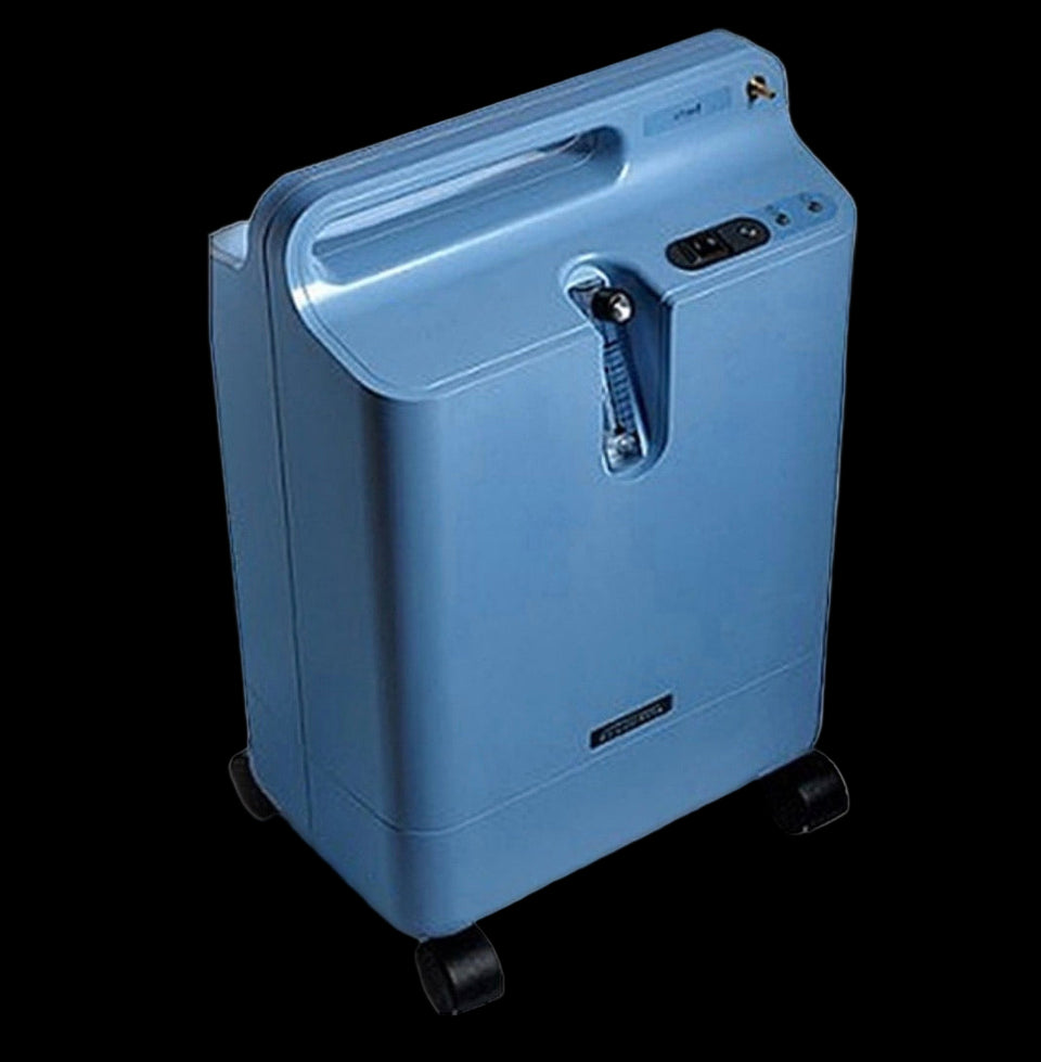 Image of a reconditioned Everflo 5 LPM oxygen concentrator, a lightweight and energy-efficient device that delivers a high purity of oxygen for various applications, including oxygen therapy, glassblowing, EWOT, esthetic treatments, and dog breeding.